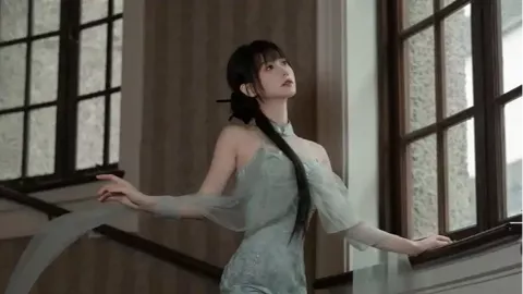 女子扶老人过马路被扇眼镜