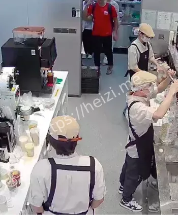 赤裸男子
