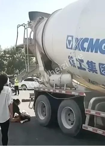 闯红灯碾压代步车