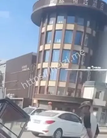 闯红灯碾压代步车