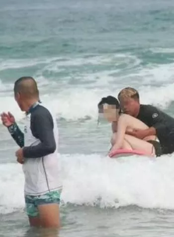 三亚女子比基尼被冲走教练帮遮