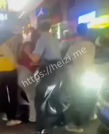 出租车碾压行人细节