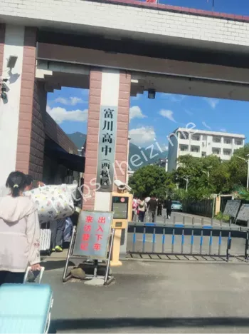 家长拉横幅维权