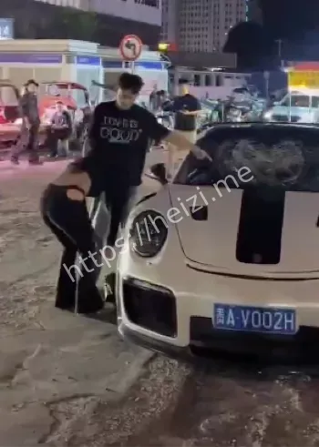 当街脚踹保时捷911风挡玻璃