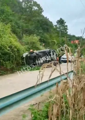 轿车坠桥原因分析