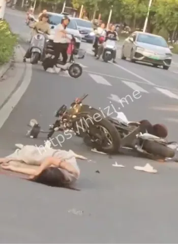 摩托高速撞车