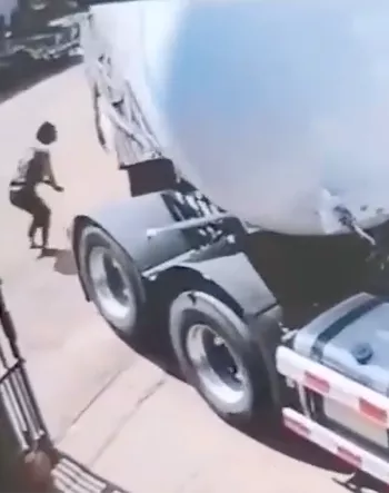 钻到槽罐车底被当场碾压死亡