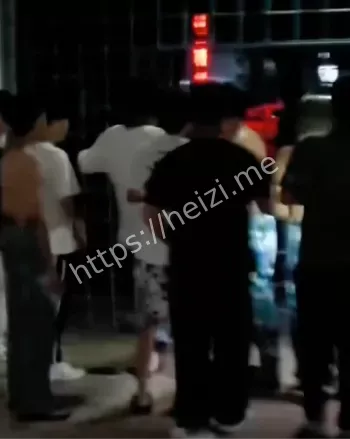 砸门要求退钱