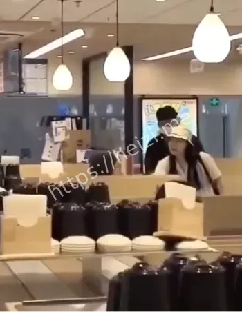摔餐具骂顾客