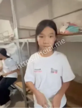 精神小妹群殴一女生