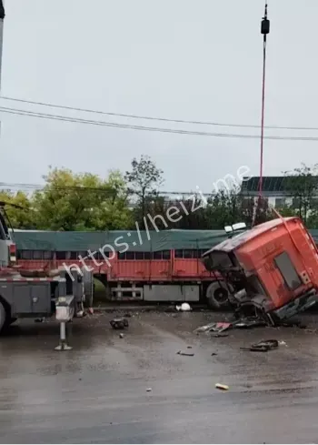 两挂车相撞一死一伤