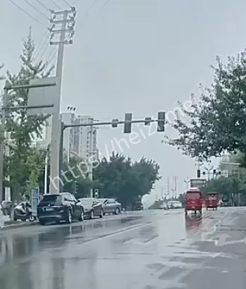 大众车失控碾压路人