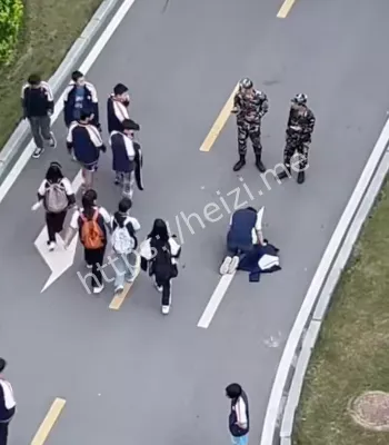 向纠察队员磕头