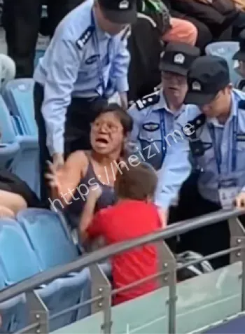 酒后失控球迷被抬出场