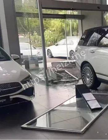 柳州路虎撞4S店