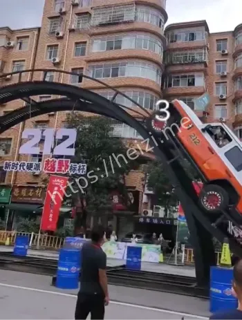 212攀爬赛翻车