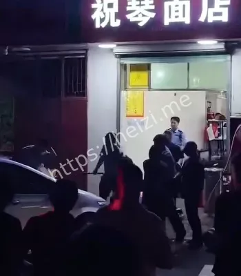 警察在场仍施暴