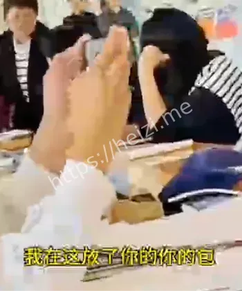 女生守护座位不让大妈坐