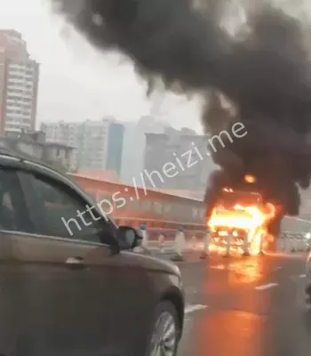 货车隧道口