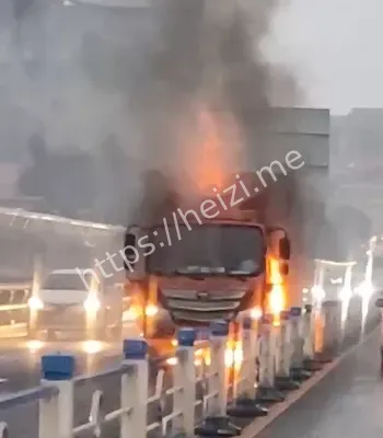 货车隧道口