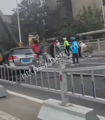 红色轿车