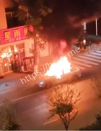 小米SU7高速爆胎起火