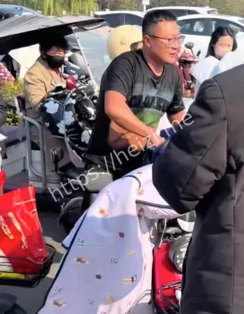 男子寒冬跳水救童