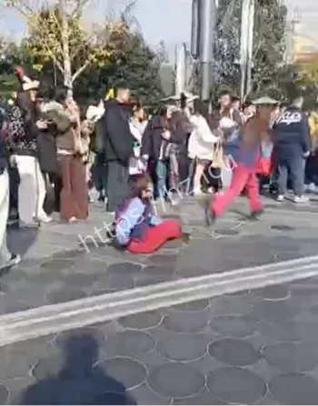 花车位置抢夺打架