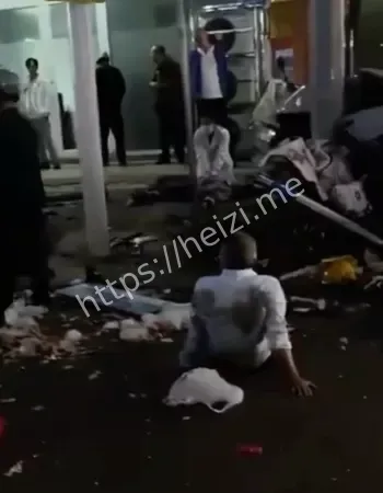 汽车狂冲人行道