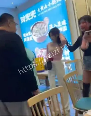 两位巨胸美女互殴现场