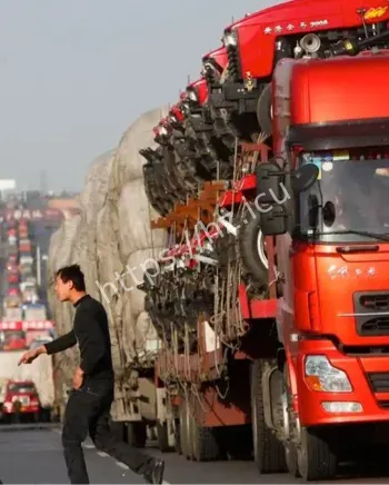 超载货车撞抬棺队伍