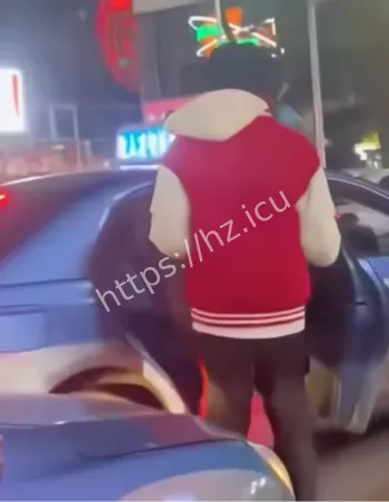 黑人带走醉酒女子