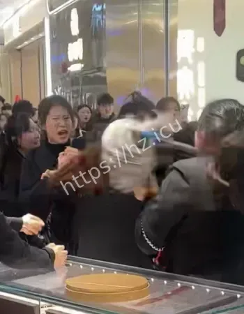 扯衣拉发乱战一片