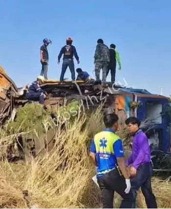 高铁起重机坠落砸列车