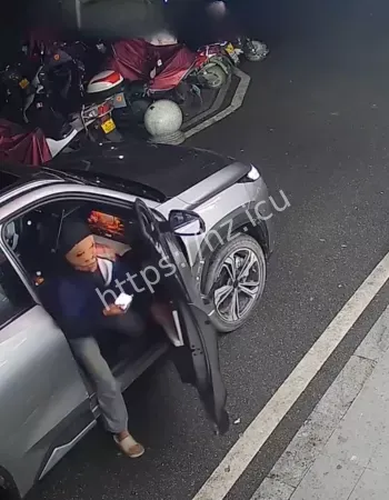 跑路把拖鞋甩飞