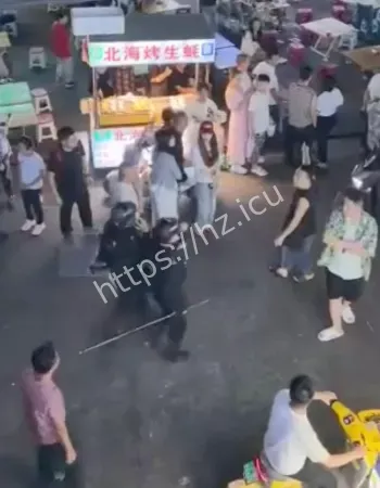 男子在夜市酒后闹事