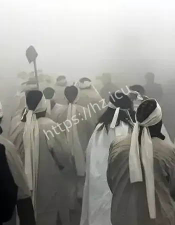 老宅门外哀乐震天