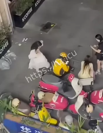 被多名泼妇