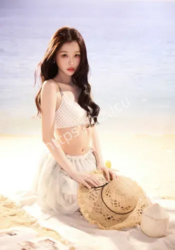 虞书欣穿白色吊带上衣公开