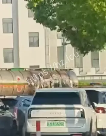 油罐车起火瞬间