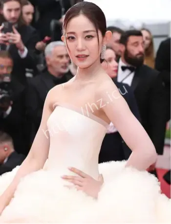 万千惠戛纳红毯礼服反差