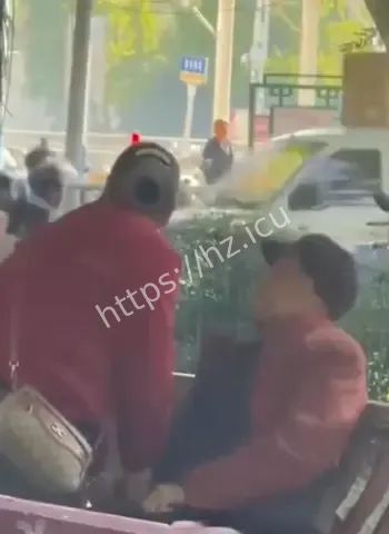 白天长椅旁若无人