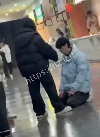 同时交往3女生当众下跪求饶