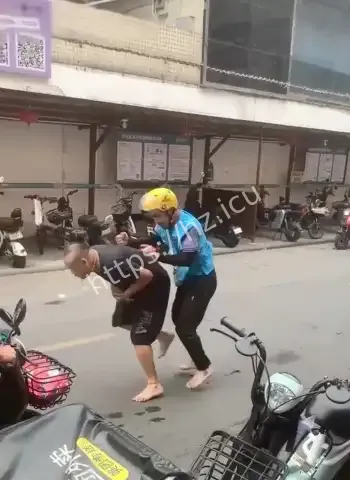 爆粗口耽误送餐现场失控