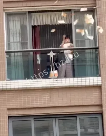 楼下大妈大爷抢到手软