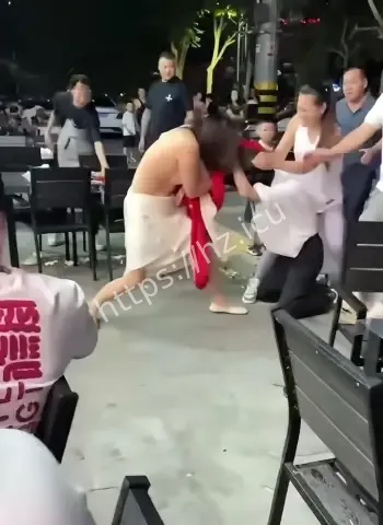 大叔趁乱咸猪手