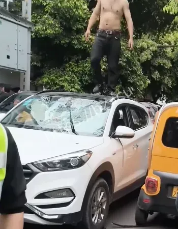 摩托男不满拥挤路段