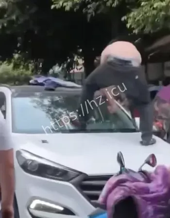 冲撞打砸小轿车