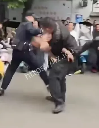 冲撞打砸小轿车