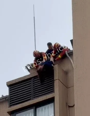 重庆女子轻生挣扎不止